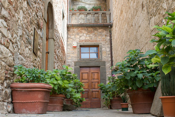 Fototapeta na wymiar Liebliches Haus in italienischer Kleinstadt Radda, Toskana 