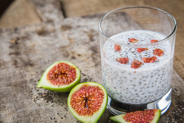 Yoghurt with fig and chia seeds.