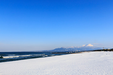 Fototapeta na wymiar 雪の弓ヶ浜展望台 -大山・美保湾を一望できるのビューポイント-