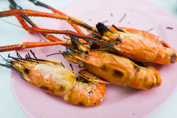 Grill shrimp on pink dish