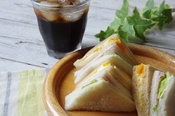 サンドイッチとアイスコーヒー