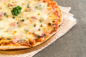 spinach and bacon pizza