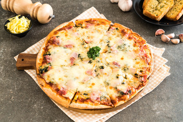 spinach and bacon pizza