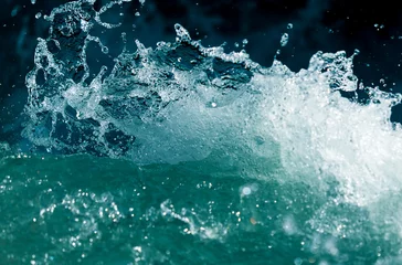 Foto op Plexiglas Oceaan golf Splash of stormy water in the ocean on a black background