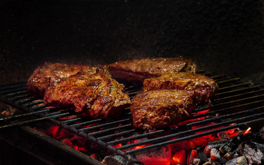 steak auf dem grill, gegrilltes fleisch