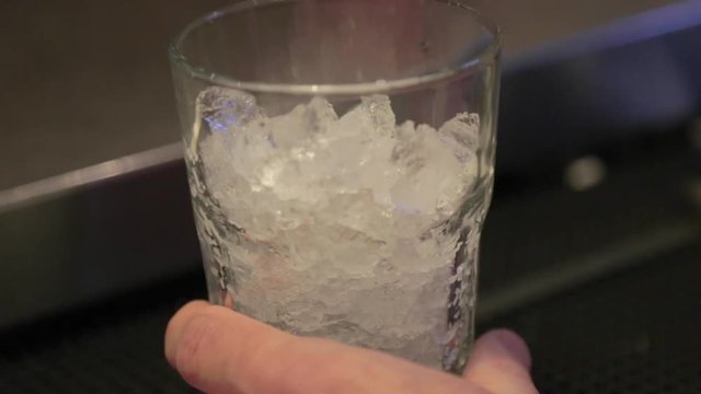 Aggiunta di ghiaccio durante la preparazione cocktail mojito