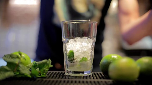 Aggiunta di ghiaccio durante la preparazione cocktail mojito