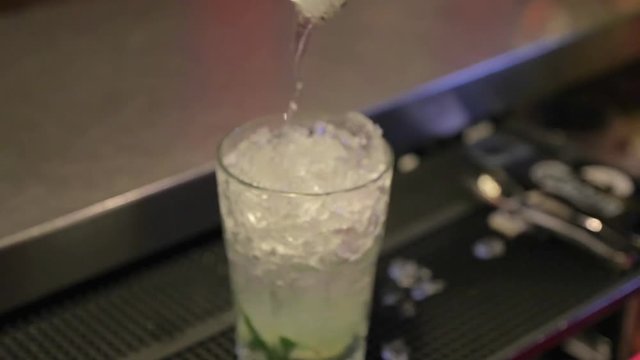 Preparazione cocktail mojito con ghiaccio 