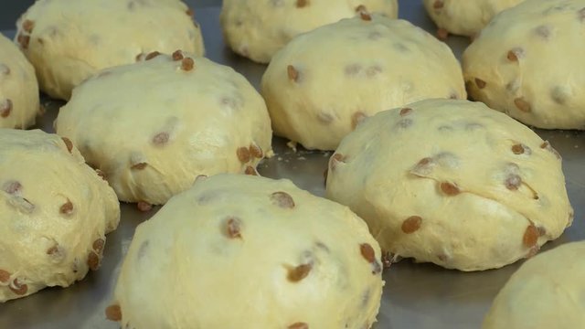pasticcere prepara impasto per panettone