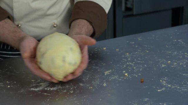 pasticcere prepara impasto per panettone