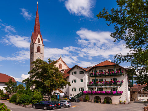 Dorfplatz mit Kirche in Unterinn; S&uuml;dtirol; Italien