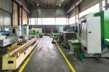 A long shop of a factory for the production of metalworking machines