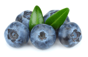 Obraz premium blueberries with green leaf isolated on white background. macro