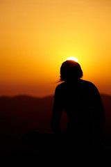 M&auml;dchen entspannt im Sonnenuntergang