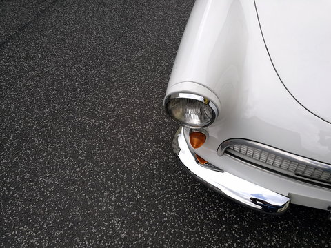 Wei&szlig;er Dreizylinder Sportwagen mit traditionellem Zweitaktmotor auf grauem Asphalt beim Oldtimertreffen Golden Oldies in Wettenberg Krofdorf-Gleiberg bei Gie&szlig;en in Hessen