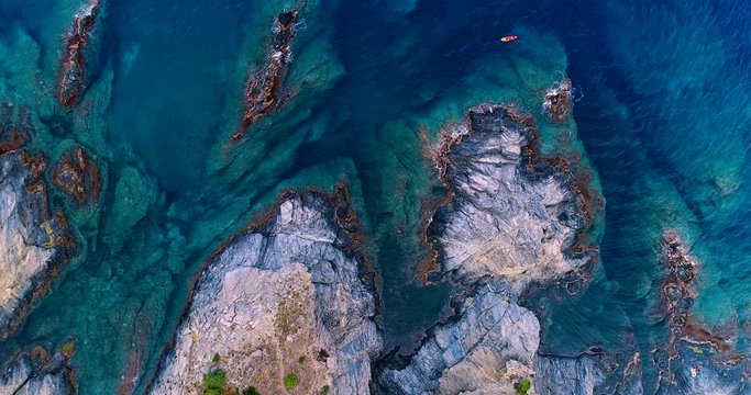 c&ocirc;te en espagne avec cano&euml; rouge