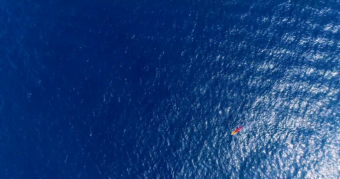 cano&euml; rouge et jaune en mer, espagne