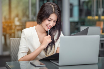 Naklejka premium young business woman with laptop