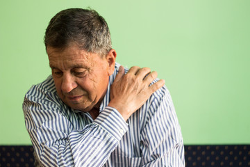 Obraz premium Senior suffers a shoulder pain 