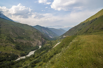 Горный пейзаж. Красивый вид на горное ущелье. Дикая природа и горы Северного Кавказа