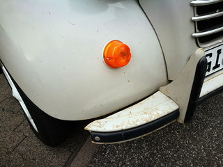 Kotflügel mit Blinker in Orange eines grauen französischen Kleinwagen Klassiker mit vier Türen...