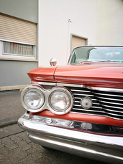 Doppelscheinwerfer einer majestätischen amerikanischen Limousine der Sechzigerjahre mit viel Chrom beim Oldtimertreffen Golden Oldies in Wettenberg Krofdorf-Gleiberg bei Gießen in Hessen