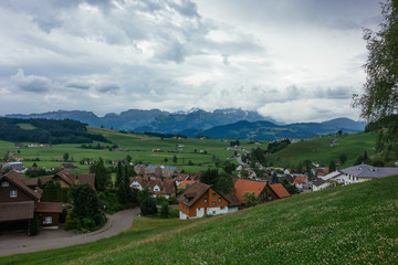 Fototapeta na wymiar Wandern in Gais im Kanton Appenzell Ausserrhoden in der Schweiz an einem Sommertag