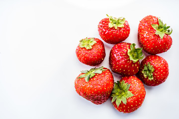 Frische Erdbeeren auf weißem Hintergrund