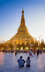 Menschen beten vor der Shwedagon Pagode in Myanmar - obrazy, fototapety, plakaty