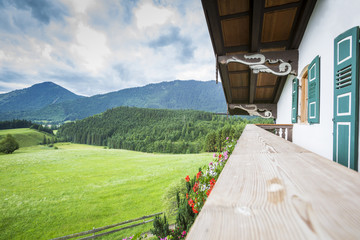 Blick vom Balkon eines alten Bauernhauses in die Berge