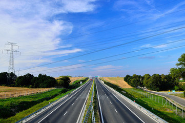 Autostrada i samochody podczas ruchu
 - obrazy, fototapety, plakaty