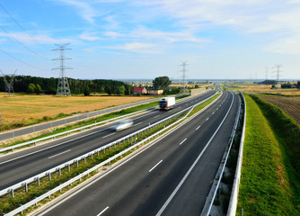 Fototapeta na wymiar Autostrada i samochody podczas ruchu 