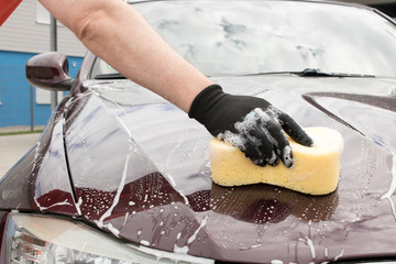 schonende Fahrzeug Handwäsche mit Schwamm und Auto Shampoo