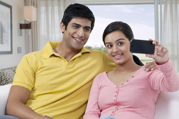 Obraz premium Young couple taking self photograph 