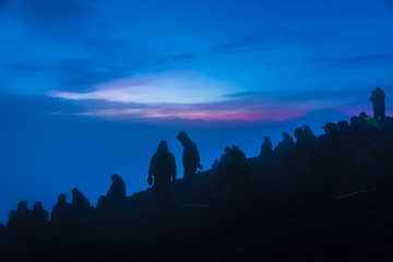 富士山頂で御来光を待つ人々