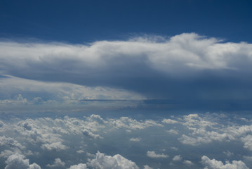 雨雲が迫る雲海の高空