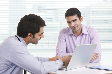 Obraz premium Man sitting with financial advisor