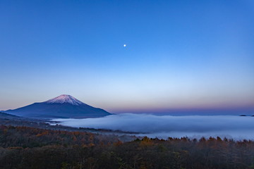 富士山と雲海と月、山梨県山中湖にて