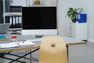 leerer bildschirm auf dem schreibtisch im büro