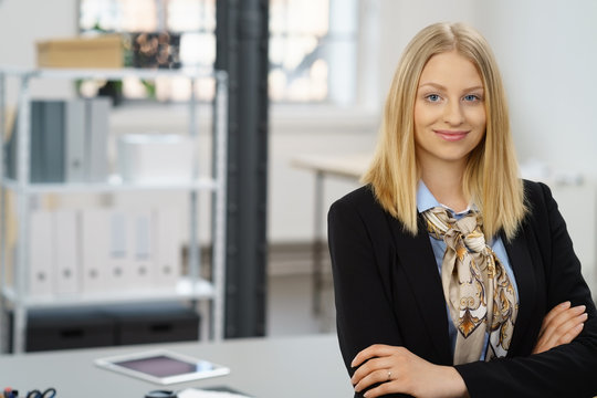 selbstbewusste junge frau am arbeitsplatz