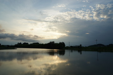 Fototapeta na wymiar ため池の夕景