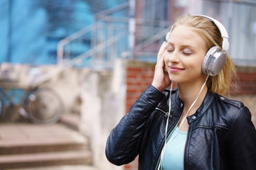 frau hört musik mit geschlossenen augen