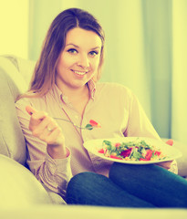 Obraz na płótnie Canvas Girl eating green salad