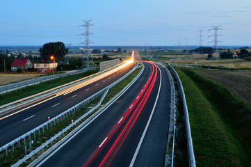 Autostrada i samochody podczas ruchu