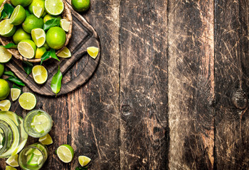 Fresh drink with lime slices.