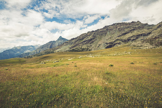 paesaggio vintage in alta montagna