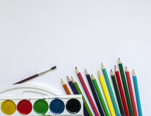 Naklejka premium Drawing set. Color pencils, watercolor and white sheet. Template