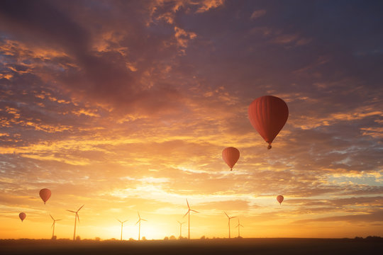 Heißluftballons bei Sonnenaufgang