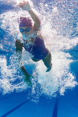 Front crawl swimmer underwater © Microgen