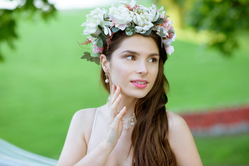 Naklejka premium Closeup brunette bride with fashion wedding hairstyle and makeup.